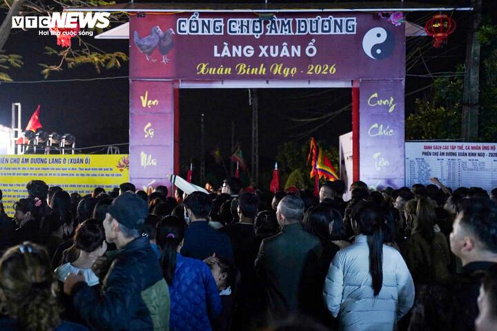 Tối 20/2 (đêm mùng 4 Tết Nguyên đán), tại tổ dân phố Xuân Ổ A (làng Ó), phường Võ Cường, TP Bắc Ninh diễn ra phiên chợ âm dương - nét sinh hoạt văn hóa tâm linh mang màu sắc huyền bí, độc đáo. Không khí mua bán không ồn ã, xô bồ như thường thấy mà diễn ra lặng lẽ, nhanh chóng.