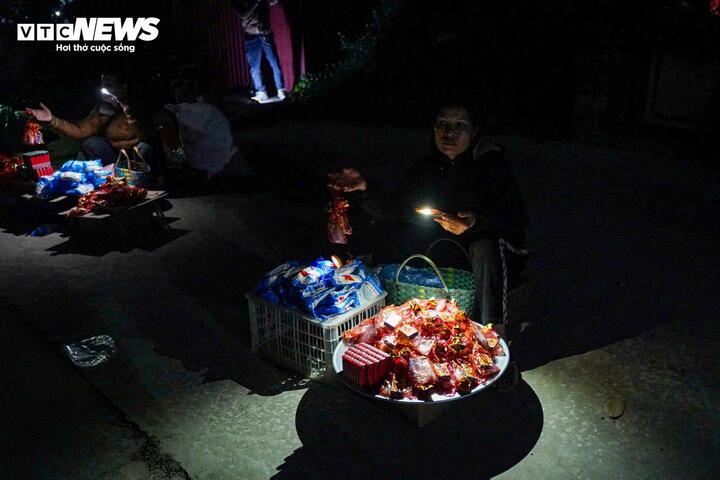 Các sạp hàng bày kín vàng mã, gạo, muối, bật lửa… phục vụ người dân đến “mua may, bán rủi”, gửi gắm ước vọng bình an cho năm mới.