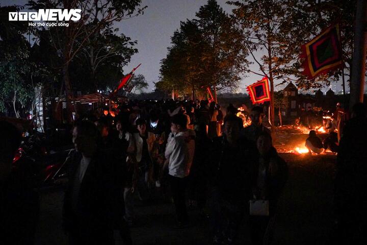 Phiên chợ không sử dụng điện chiếu sáng. Trong ánh nến và đèn dầu leo lét, người đi chợ lần bước qua những lối nhỏ tối mờ, tạo nên khung cảnh vừa tĩnh lặng vừa huyền bí.