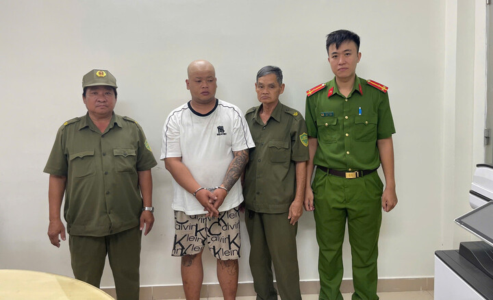 Nguyễn Thành Tài (thứ 2 từ trái sang) tại cơ quan công an.