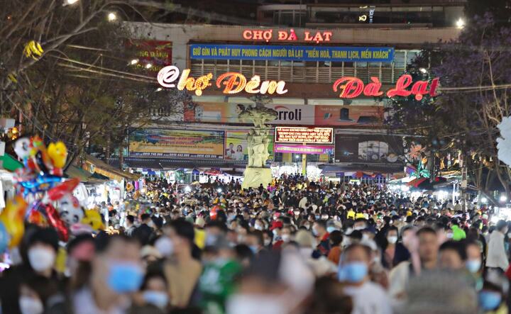 Chợ đêm Đà Lạt đông đúc người dân, du khách vui chơi, mua sắm những ngày Tết Nguyên đán Bính Ngọ 2026. Ảnh: Báo Lâm Đồng