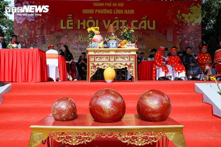 Chiều 21/2 (mùng 5 Tết), tại làng Thúy Lĩnh (phường Lĩnh Nam, Hà Nội) diễn ra lễ hội vật cầu nhằm tri ân công lao Linh Lang Đại vương, đồng thời tôn vinh truyền thống thượng võ của địa phương.