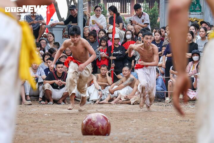 Các quả cầu được chế tác từ gỗ mít, sơn son thếp vàng, trọng lượng phù hợp với từng nhóm tuổi thi đấu. Cầu 10kg dành cho lứa tuổi 12 - 17, trong khi cầu 20kg nặng nhất được sử dụng cho thanh niên từ 18 tuổi trở lên.