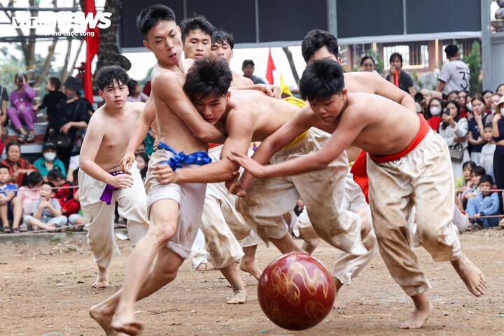 Phần thi được mong chờ nhất là nội dung dành cho thanh niên trong làng, với sự góp mặt của 8 đội đại diện 8 tổ dân phố thuộc phường Lĩnh Nam.