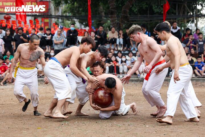 Những thanh niên khỏe mạnh mình trần, quần trắng thắt đai đỏ, xanh, tím, vàng theo màu đội, đã cống hiến màn so tài quyết liệt cùng nhiều pha ghi điểm ấn tượng, nhận được sự cổ vũ cuồng nhiệt của đông đảo khán giả.