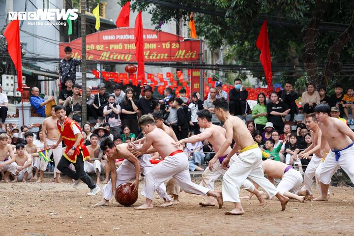 Các đội được chia thành hai bảng A và B thi đấu vòng loại, sau đó chọn ra đội xuất sắc nhất giành chức vô địch.