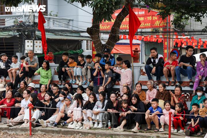 Trai tráng mình trần vật cầu 20kg, tranh tài nảy lửa tại hội làng Thúy Lĩnh - 12