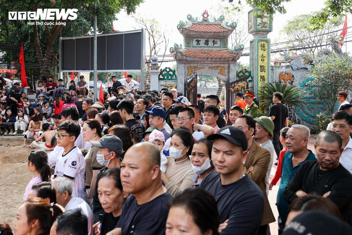 Trai tráng mình trần vật cầu 20kg, tranh tài nảy lửa tại hội làng Thúy Lĩnh - 11