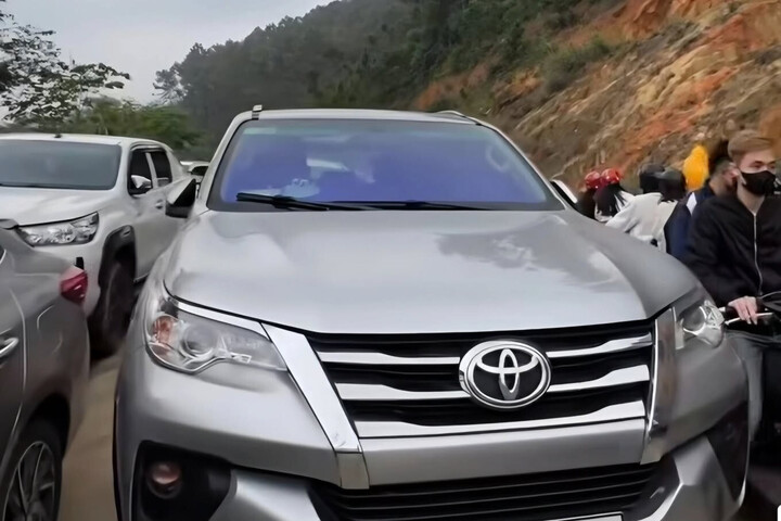 Chiếc ô tô đỗ chắn ngang lối lên chùa Đại Tuệ gây bức xúc.