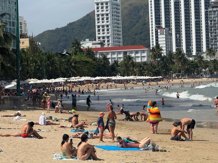 Du khách đến Nha Trang dịp Tết tăng cao.