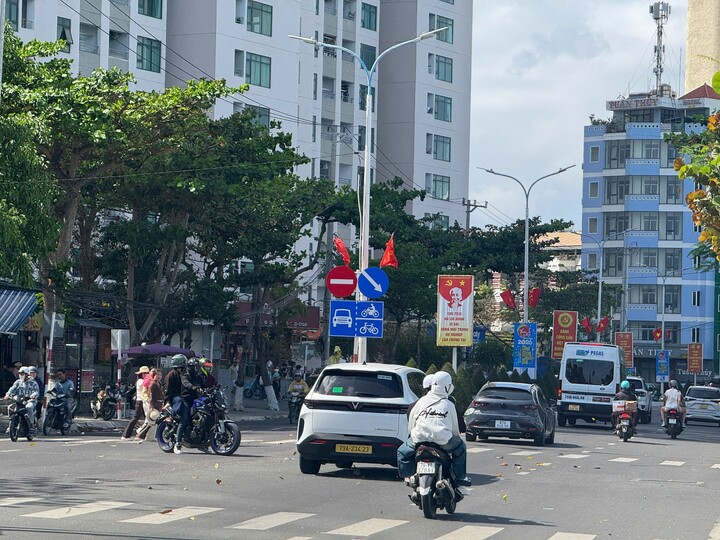 Đường xá Nha Trang đông đúc dịp Tết.