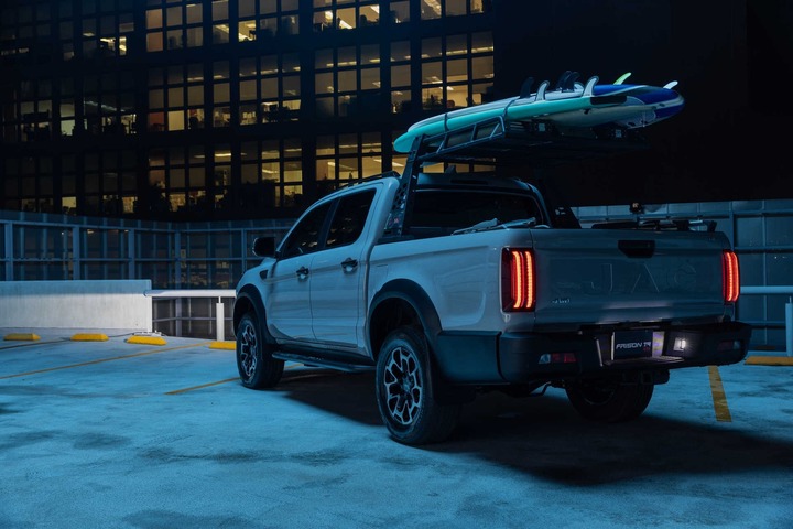 Phần đuôi xe duy trì thiết kế thực dụng với cụm đèn hậu LED dạng cột, kết hợp thanh thể thao trên thùng hàng giúp tăng tính đa dụng. (Ảnh: JAC)