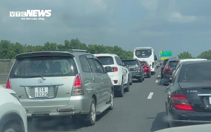 Nhiều cao tốc ở khu vực phía Nam kẹt xe kéo dài. (Ảnh: Đ.V)