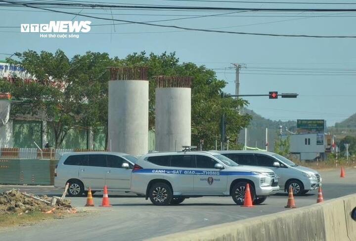 Lực lượng cảnh sát giao thông chốt chặn, phân luồng ở các nút giao có đông phương tiện. (Ảnh: Đ.V)