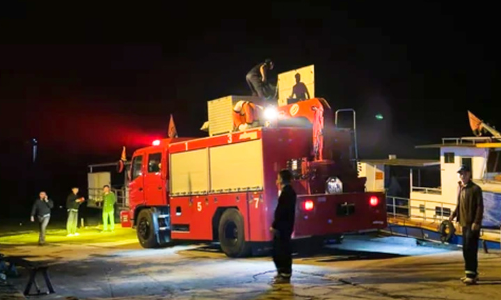 Lực lượng cứu hộ cứu nạn được huy động tới hiện trường. (Ảnh: Đ.L.)