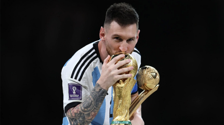 Messi bên chiếc cúp vàng World Cup mơ ước. (Nguồn: Getty)