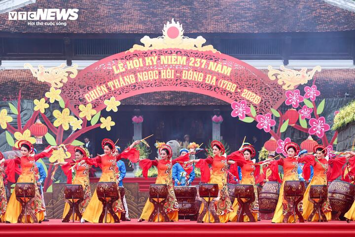 Sau nghi thức dâng hương, chương trình được tiếp nối với màn trống hội sôi động, hào hùng.