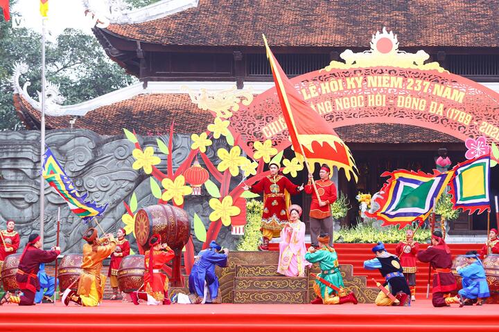 Tác phẩm tái hiện hình ảnh nghĩa quân Tây Sơn dưới sự chỉ huy của người Anh hùng áo vải Quang Trung - Nguyễn Huệ, thần tốc tiến quân ra Thăng Long, đánh bại 29 vạn quân Thanh, làm nên chiến thắng vang dội trong lịch sử dân tộc.