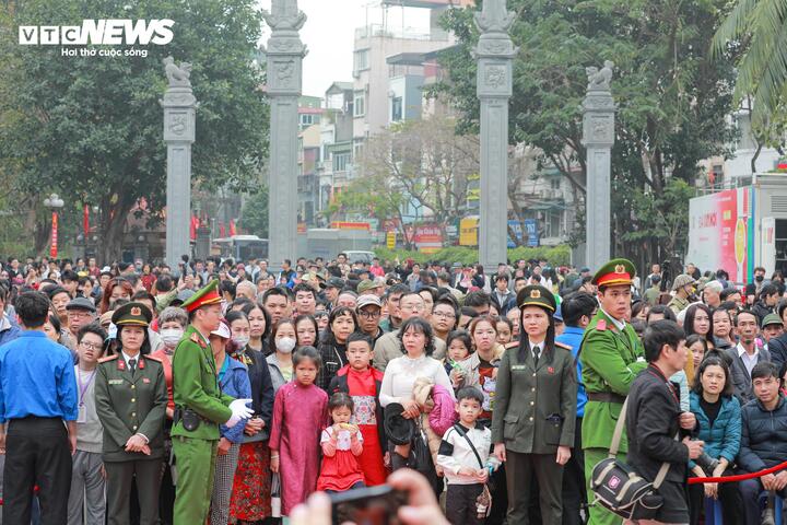Trong sáng 21/2, hàng trăm người dân và du khách thập phương đã tới tham quan, trải nghiệm các hoạt động trong không gian văn hóa tại Lễ hội Gò Đống Đa.