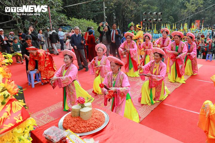 Bên cạnh các nghi thức truyền thống như dâng hoa, dâng hương và chương trình nghệ thuật, phần hội năm nay sôi động với các giải cờ người, cờ tướng mở rộng cùng màn biểu diễn võ thuật Bình Định Gia. Những hoạt động này góp phần tái hiện hào khí Tây Sơn, thu hút đông đảo người trẻ và du khách quốc tế. Lễ kỷ niệm 237 năm Chiến thắng Ngọc Hồi - Đống Đa (1789 - 2026) diễn ra trong hai ngày 21 và 22/2 (tức mùng 5 và mùng 6 tháng Giêng năm Bính Ngọ).