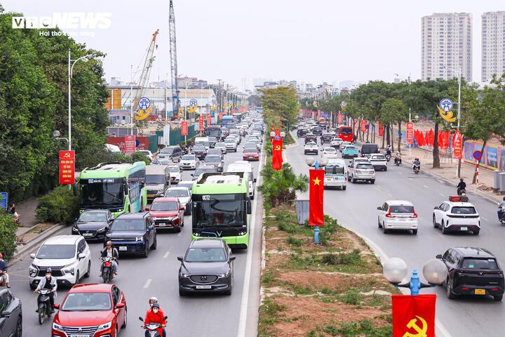 Chiều mùng 5 Tết (21/2), một lượng lớn người dân đã trở lại Hà Nội sớm 1 ngày trước thời điểm kỳ nghỉ Tết Nguyên đán chính thức khép lại. Dù chưa đạt mức cao điểm và chưa diễn ra đồng loạt, tình trạng ùn tắc cục bộ đã xuất hiện trên nhiều tuyến đường.