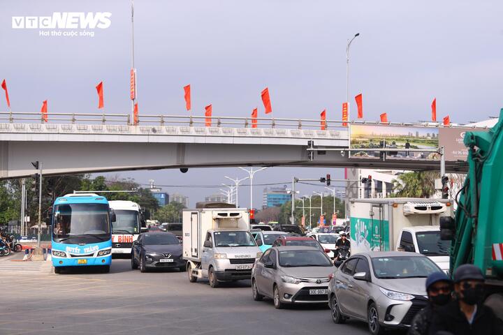 Người dân đổ về Thủ đô sau kỳ nghỉ Tết, ô tô xếp hàng dài chờ di chuyển - 5