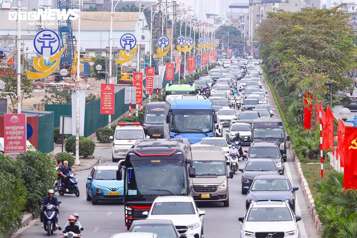 Theo ghi nhận, từ đầu giờ chiều, lưu lượng phương tiện trên tuyến đường Cổ Linh tăng mạnh, giao thông trở nên đông đúc; càng về chiều, ô tô nối đuôi thành hàng dài chờ di chuyển.
