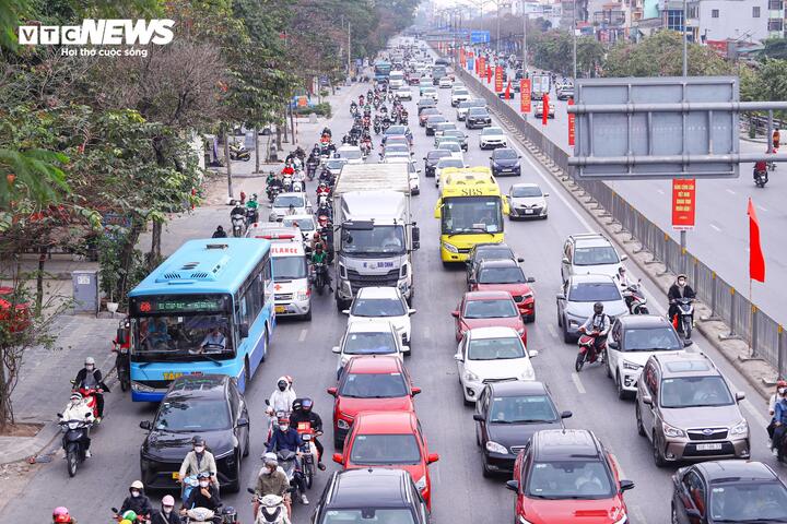 Tại khu vực đường Ngọc Hồi theo hướng về đường Giải Phóng, lượng phương tiện tăng cao, giao thông đông đúc nhưng chưa xảy ra ùn tắc cục bộ.