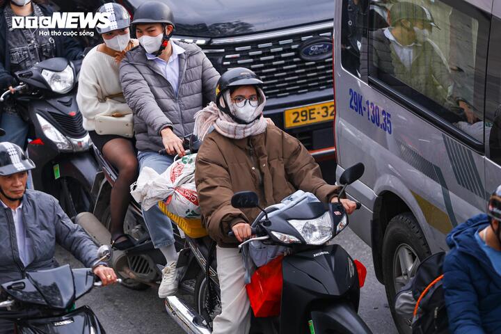 Người dân đổ về Thủ đô sau kỳ nghỉ Tết, ô tô xếp hàng dài chờ di chuyển - 8