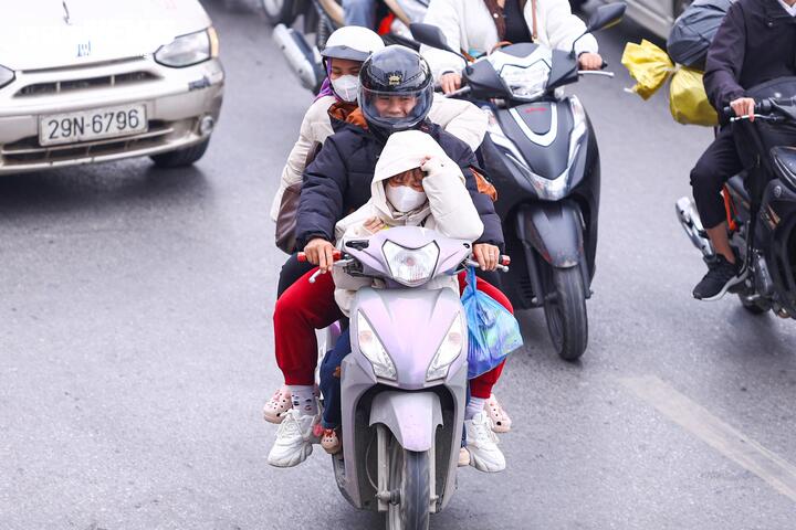 Người dân đổ về Thủ đô sau kỳ nghỉ Tết, ô tô xếp hàng dài chờ di chuyển - 10