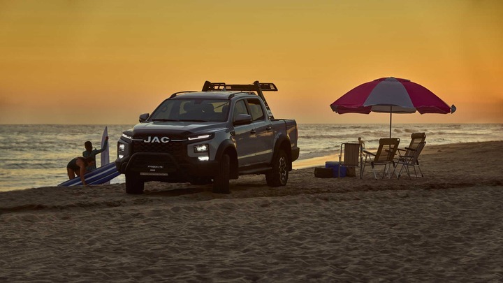 JAC T9 sở hữu hệ thống dẫn động bốn bánh và khoảng sáng gầm xe 210 mm. (Ảnh: JAC)