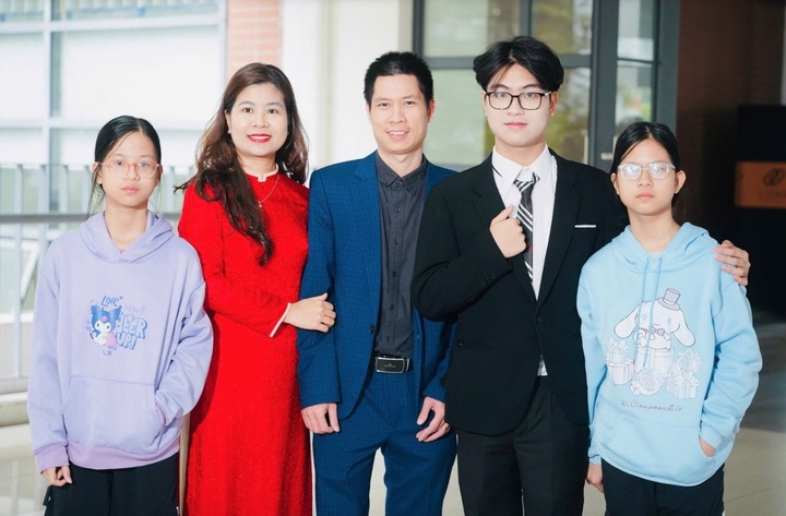 Bảo Khánh cùng bố mẹ và 2 em gái.