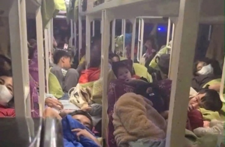 Xe khách chở quá số người quy định.