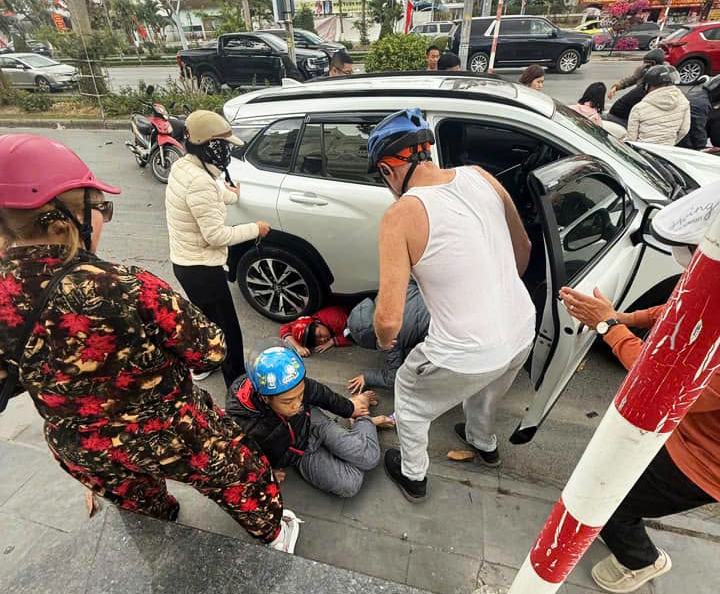 Người dân hỗ trợ đưa hai nạn nhân bị thương nặng đi cấp cứu, ngoài ra nhiều người khác bị thương nhẹ.