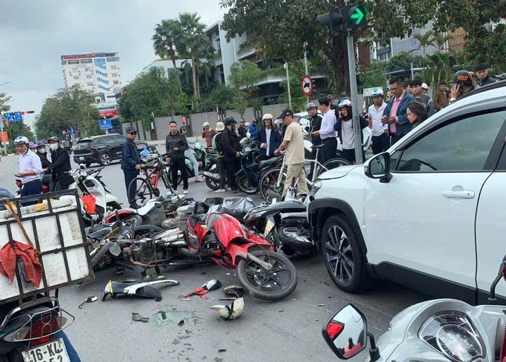 Hiện trường vụ ô tô tông hơn chục xe máy đang dừng đèn đỏ tại đường Lê Hồng Phong, TP Hải Phòng chiều 21/2 (mùng 5 Tết).