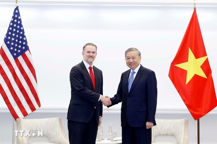 Ngày 19/2, Tổng Bí thư Tô Lâm đã tiếp Trưởng đại diện Thương mại Hoa Kỳ, Đại sứ Jamieson Greer. Tổng Bí thư Tô Lâm đánh giá cao những thành tựu trong hợp tác giữa hai nước, cũng như mong muốn Tổng thống Trump và các doanh nghiệp Hoa Kỳ sẽ tham dự tuần lễ cấp cao APEC tại Việt Nam năm 2027. Trong khi đó, Đại sứ Greer chia sẻ đàm phán Hiệp định thương mại đối ứng, công bằng và cân bằng Việt Nam - Hoa Kỳ đã đạt những tiến bộ đáng kể và đang bước vào giai đoạn quyết định. Đại sứ Greer khẳng định Cơ quan đại diện thương mại Hoa Kỳ USTR và cá nhân ông sẽ tiếp tục phối hợp chặt chẽ với các cơ quan, bộ, ngành Việt Nam, cùng nỗ lực hết sức để kết thúc sớm quá trình đàm phán. (Ảnh: TTXVN)