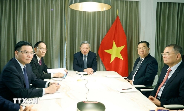 Ngày 18/2, Tổng Bí thư Tô Lâm đã điện đàm với Thượng nghị sĩ Steve Daines, thành viên Ủy ban Đối ngoại, Thượng viện Hoa Kỳ. Thượng nghị sỹ Steve Daines khẳng định Việt Nam là đối tác kinh tế quan trọng của Hoa Kỳ tại khu vực và mong muốn hai nước sớm hoàn tất thỏa thuận thương mại đối ứng, cũng như khẳng định sự ủng hộ mạnh mẽ của nhiều thế hệ nghị sĩ lưỡng đảng Quốc hội Hoa Kỳ đối với quan hệ hai nước. Tại cuộc điện đàm, hai bên cũng trao đổi về các vấn đề khu vực và quốc tế cùng quan tâm. (Ảnh: TTXVN)