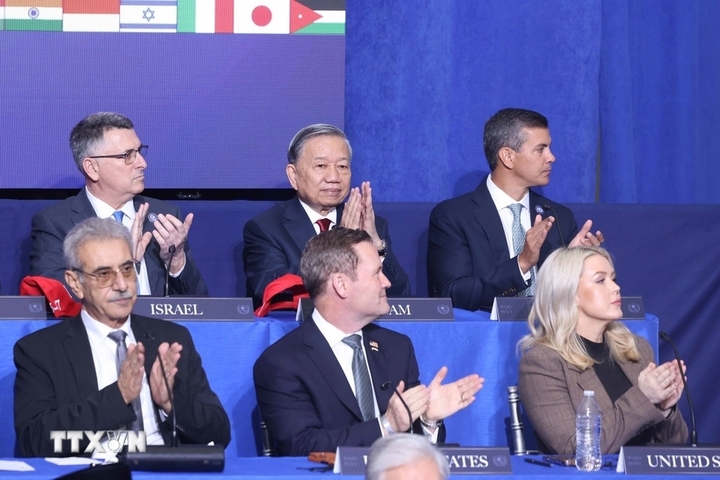 Ngày 19/2, nhận lời mời của Tổng thống Mỹ Donald Trump, Chủ tịch Hội đồng Hoà bình về Dải Gaza, Tổng Bí thư Tô Lâm đã tham dự cuộc họp khai mạc Hội đồng. Tham dự cuộc họp, có nguyên thủ và lãnh đạo của hơn 50 quốc gia, là các nước thành viên sáng lập và quan sát viên của Hội đồng Hòa bình. Tổng thống Trump đánh giá cao việc Tổng Bí thư Tô Lâm tham dự Hội nghị, khẳng định dành sự tôn trọng sâu sắc đối với Việt Nam, một đất nước đáng ngưỡng mộ, với vai trò và ảnh hưởng ngày càng lớn. (Ảnh: TTXVN)