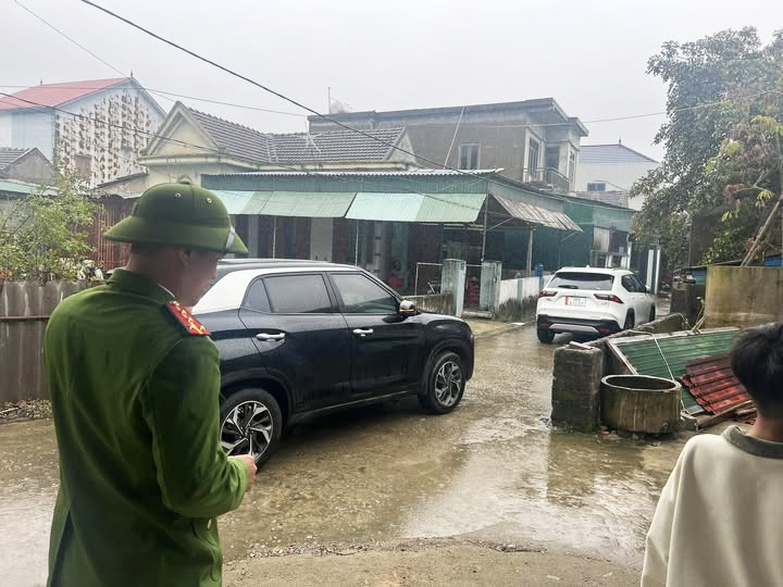 Cán bộ công an phường Trần Phú phải ra hiện trường giải quyết khi chủ xe Toyota Yaris không chịu di chuyển xe, nhường đường. Ảnh: NVCC