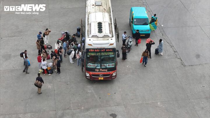 Người dân đổ về Thủ đô sau kỳ nghỉ Tết, ô tô xếp hàng dài chờ di chuyển - 13