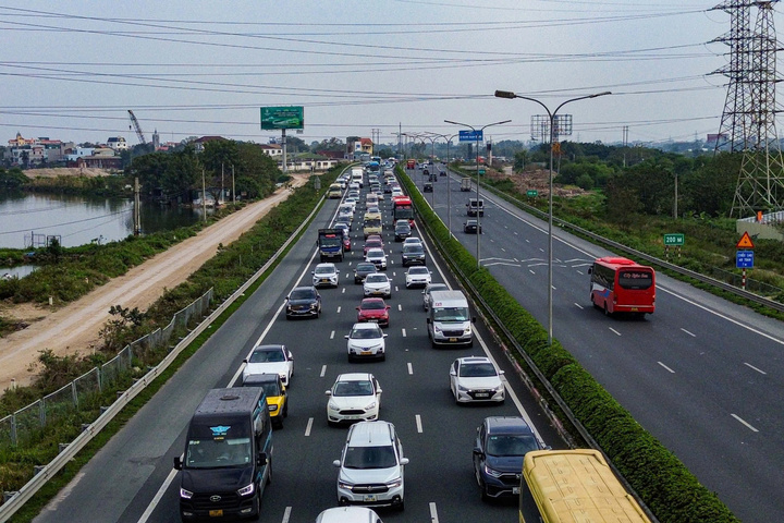 Các phương tiện ùn ùn đổ về Hà Nội sau kỳ nghỉ Tết Nguyên đán. (Ảnh: HQ)