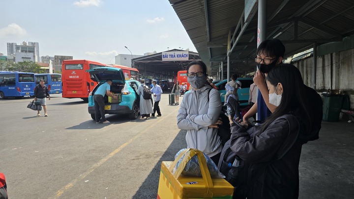 Chị Hoàng Oanh cùng gia đình trở lại TP.HCM từ Cần Thơ (tỉnh Hậu Giang cũ). Chị Oanh cho biết: “Chỉ hơn 3 giờ đồng hồ chúng tôi đã tới Bến xe Miền Tây. Gia đình tôi chủ động đi sớm để tránh kẹt xe, nhưng rất hên là xe chạy một mạch không bị kẹt”.