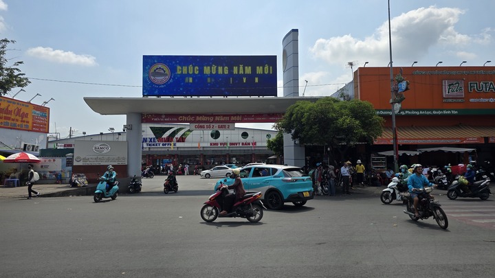 Dự báo trong hôm nay (Mùng 6 Tết), Bến xe Miền Tây đón khoảng 28.500 - 30.000 người trở lại thành phố để trở lại làm việc. Đây là con số cao nhất trong đợt cao điểm sau Tết, tăng khoảng 4% so với cùng kỳ năm ngoái. Nhưng theo ghi nhận thực tế của phóng viên Báo Điện tử VTC News, đường Kinh Dương Vương – khu vực trước cổng Bến xe Miền Tây rất thông thoáng, mật độ giao thông vừa phải.