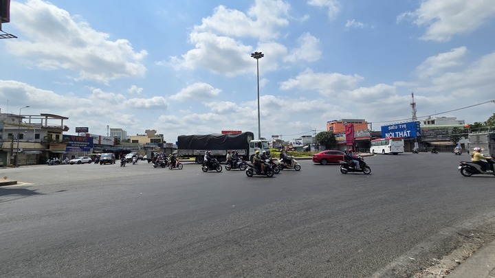 Vòng xoay An Lạc vốn là “điểm đen” về giao thông vào những ngày lễ, tết. Nhưng theo ghi nhận thực tế của phóng viên cũng như phản ánh của người dân sống ở khu vực này, từ đêm qua cho tới chiều nay, khu vực này không xảy ra tình trạng tắc nghẽn.