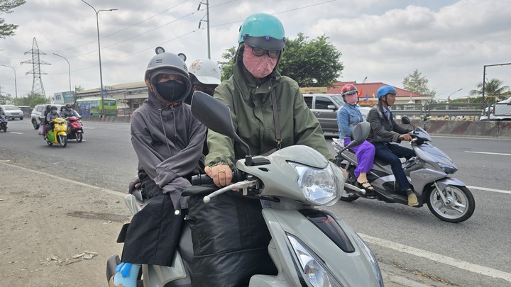 Trong khi đó, cũng hành trình từ Vĩnh Long lên TP.HCM, chị Nhi cho biết: “Có kẹt một chút nhưng đi được. Chậm hơn so với ngày thường khoảng hơn 1 tiếng. Từ khi vào địa phận TP.HCM thì đường rất thông thoáng”.