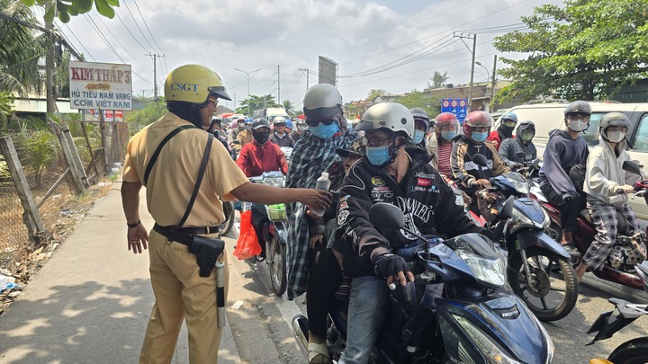 Dòng người từ Miền Tây cứ nối đuôi nhau trở lại TP.HCM. Nhưng theo người dân sống ở khu vực này, do xe tải ngừng khoạt động, nên thời điểm đông nhất cũng chỉ giống như giờ cao điểm của ngày thường. Đội Cảnh sát Giao thông An Lạc cũng không chịu quá nhiều sức ép về điều tiết giao thông.