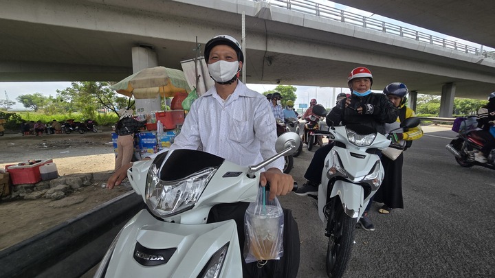 Bên cạnh phương tiện xe khách, nhiều người dân miền Tây cũng trở lại TP.HCM bằng xe máy cá nhân. Anh Vinh đi từ Vĩnh Long lên thành phố cho biết: “So với ngày thường thì hôm nay hơi đông vì là mùng 6, công nhân ngày mai trở lại làm việc mà. Nói chung đường cũng thông thoáng, chạy được”.