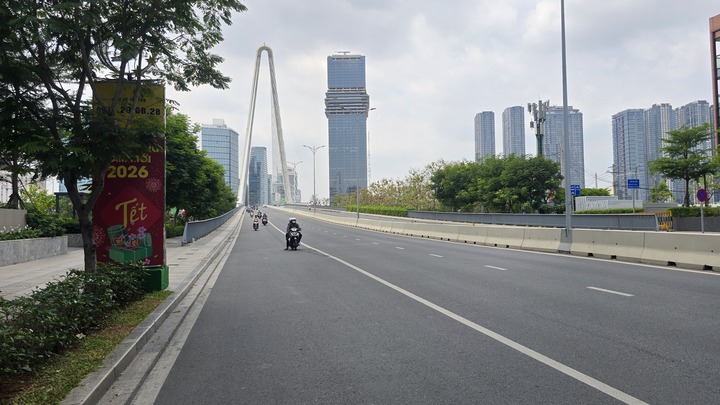 Cầu Ba Son bắc qua sông Sài Gòn vẫn khác hẳn ngày thường. Mật độ đi lại thưa thớt mang đặc trưng của ngày Tết, dù hôm nay đã là ngày nghỉ cuối cùng của Tết Bính Ngọ.