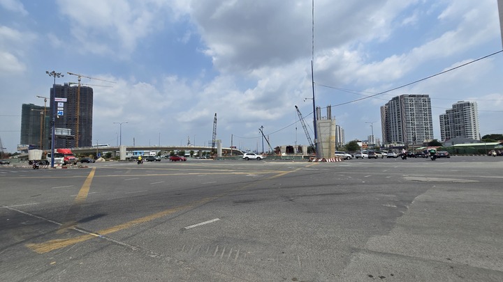 Cửa ngõ phía Đông của TP.HCM cũng rất thông thoáng trong ngày hôm nay. Nút giao thông An Phú rất vắng, bởi tại khu vực này, người dân có thể đi cầu vượt vào đường Võ Nguyên Giáp. Bên cạnh đó còn có nhánh hầm để người dân đi về hướng Mai Chí Thọ.