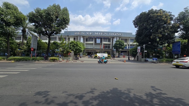 Hình ảnh này trước cổng Bến xe Miền Đông cũ khiến cho người ta có cảm giác hôm nay giống như ngày… Mùng 1 Tết.